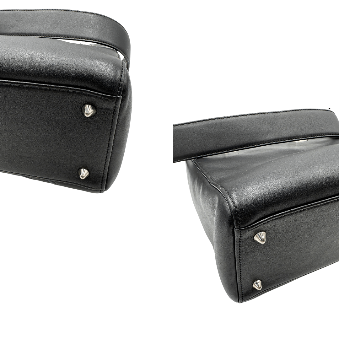 Angoli Borsa media Lady Dior in pelle nera impreziosita da patch decorativi multicolore e parti metalliche argentate. Munita di doppi manici stondati e una tracolla amovibile. Originale, usato, in condizioni ottime.