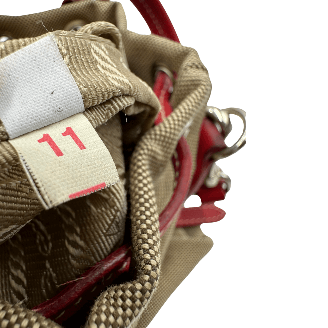 interno Borsa Prada in tessuto Jacquard con finiture in pelle rossa e parti metalliche argentate; munita di un manico singolo con moschettone.