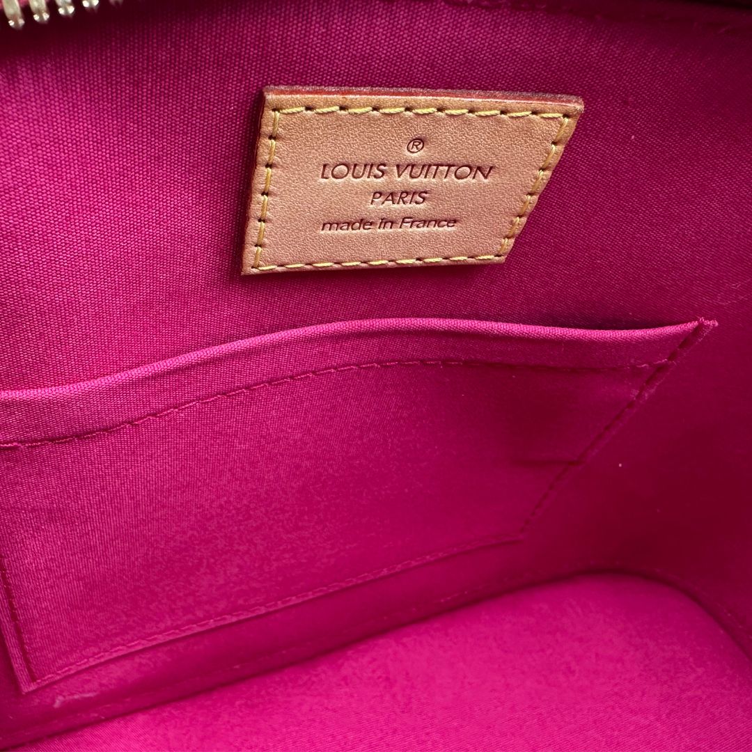 interno Borsa Louis Vuitton Alma BB in pelle vernis rossa con trama monogram empreinte e parti metalliche dorate. Munita di doppi manici stondati e tracolla amovibile, dotata di clochette porta chiavi. Completa di scatola, lucchetto e chiavi, di lusso, originale, ottime condizioni.