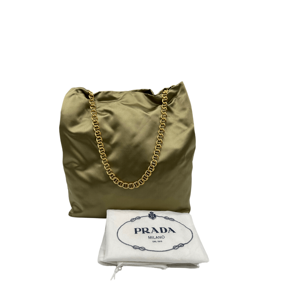 Borsa Prada in raso verde con parti metalliche dorate. Munita di doppi manici in catena; da indossare a spalla. Completa di dustbag. Originale, usato, in condizioni ottime.