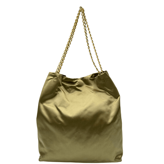 Borsa Prada in raso verde con parti metalliche dorate. Munita di doppi manici in catena; da indossare a spalla. Completa di dustbag. Originale, usato, in condizioni ottime.