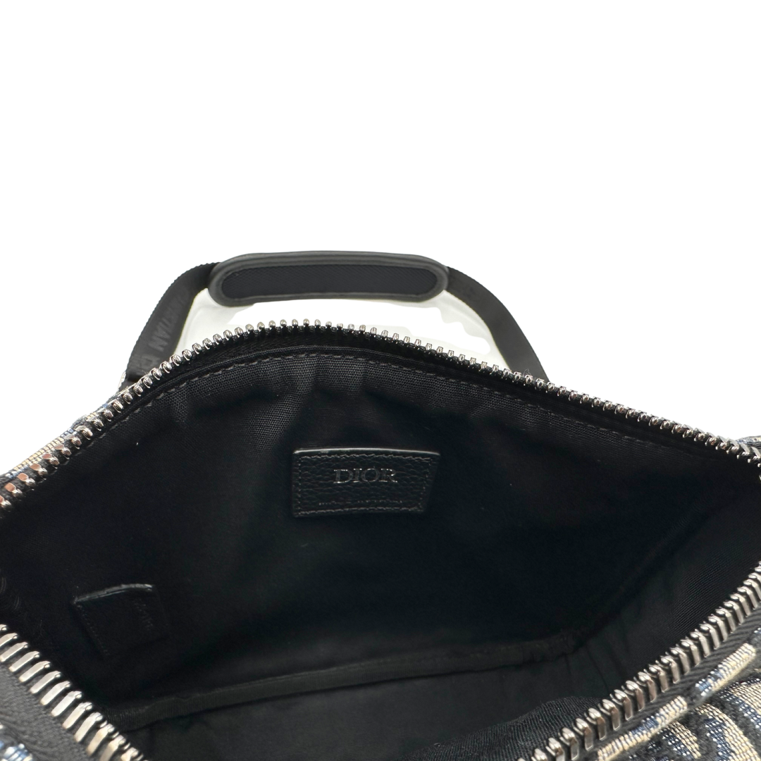 Interno Borsa Dior Oblique in tessuto beige con trama Dior Oblique blu e nera, dettagli in tessuto nero con finiture in pelle tono su tono e parti metalliche argentate. Completa di dustbag. Originale, usato, in condizioni ottime.