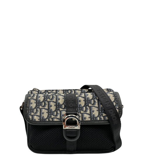 Borsa Dior Oblique in tessuto beige con trama Dior Oblique blu e nera, dettagli in tessuto nero con finiture in pelle tono su tono e parti metalliche argentate. Completa di dustbag. Originale, usato, in condizioni ottime.