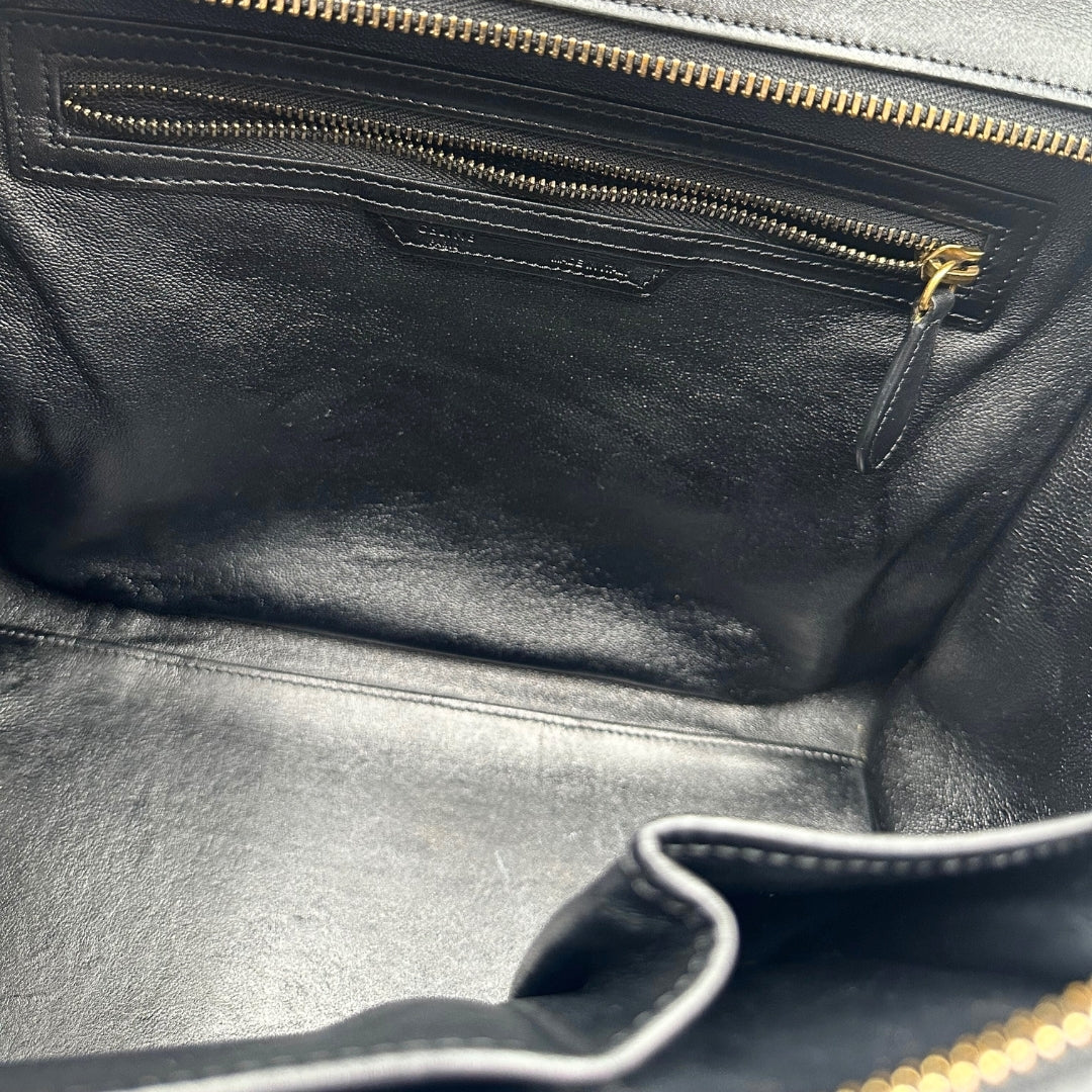 Borsa Celine Luggage in pelle martellata beige, laterali blu, e finiture nera, rifinita con parti metalliche dorate; dotata di doppi manici stondati.