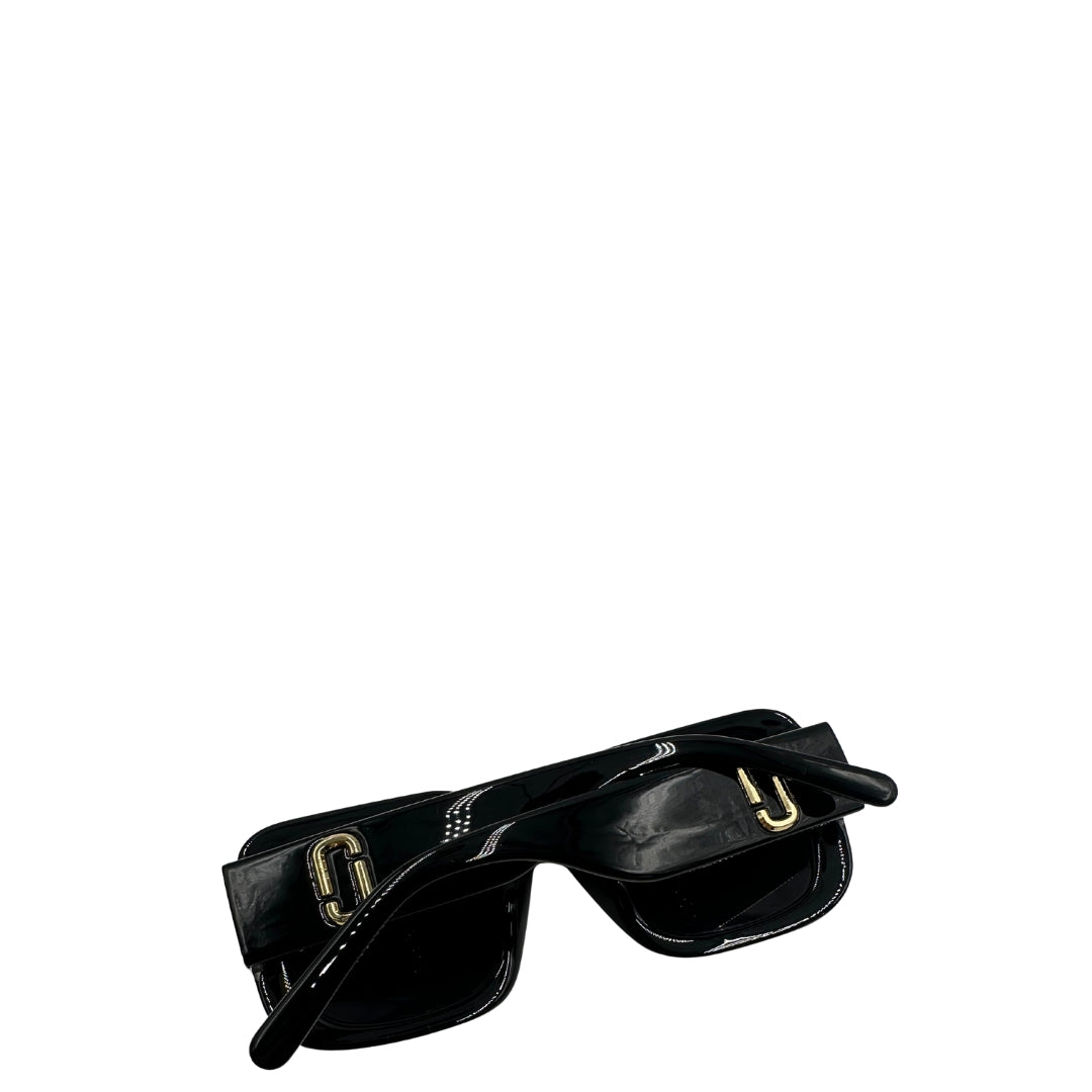 Occhiali da sole Marc Jacobs in acetato nero e parti metalliche dorate, chiusi e visti dall'alto