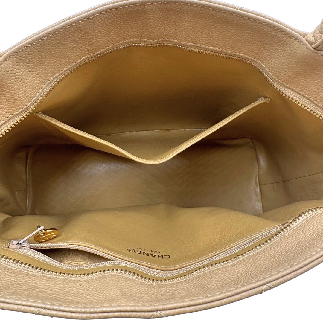 Borsa Chanel Médallion in pelle trapuntata beige rifinita con parti metalliche dorate. Da indossare a spalla, interno