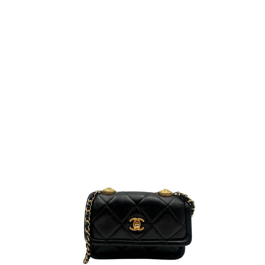 Borsa Chanel in pelle matelassè nera rifinita con parti metalliche dorate; munita di una tracolla in pelle e catena intrecciata, front