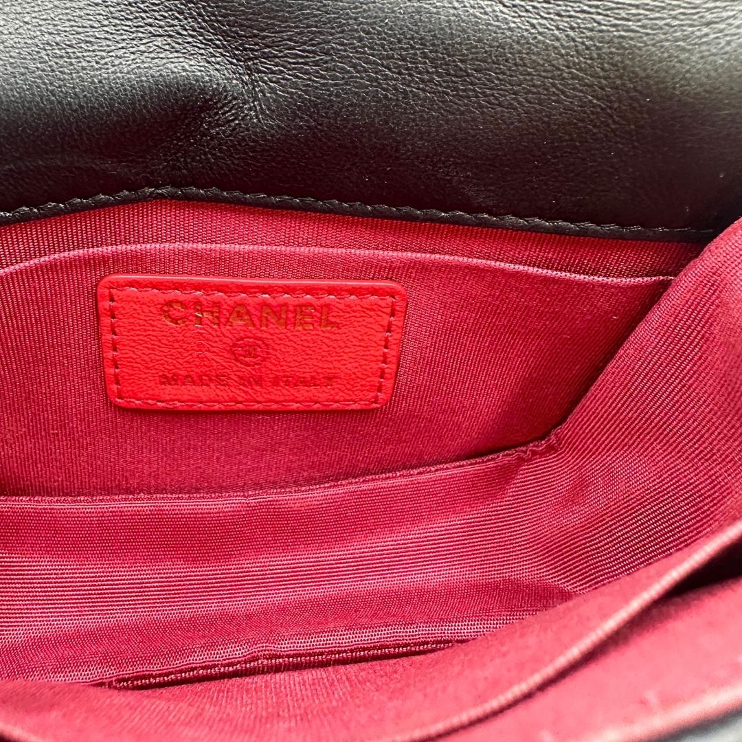 Borsa Chanel in pelle matelassè nera rifinita con parti metalliche dorate; munita di una tracolla in pelle e catena intrecciata, interno