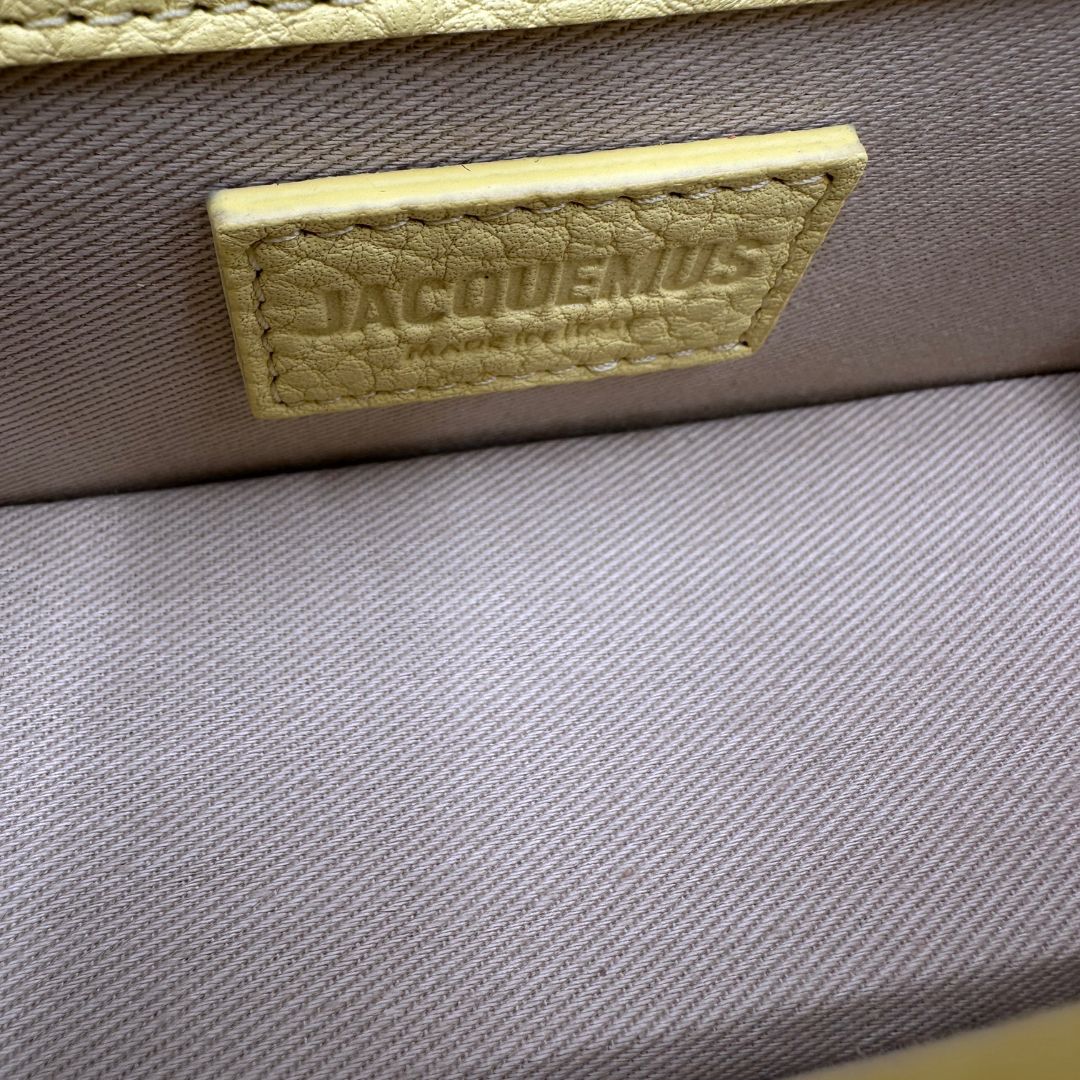 Borsa Jacquemus in pelle martellata gialla rifinita con parti metalliche argentate; munita di un manico singolo e una tracolla regolabile e amovibile, interno