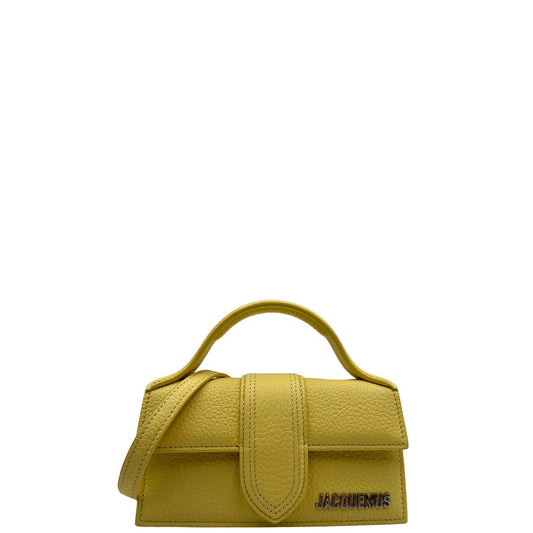 Borsa Jacquemus in pelle martellata gialla rifinita con parti metalliche argentate; munita di un manico singolo e una tracolla regolabile e amovibile, front