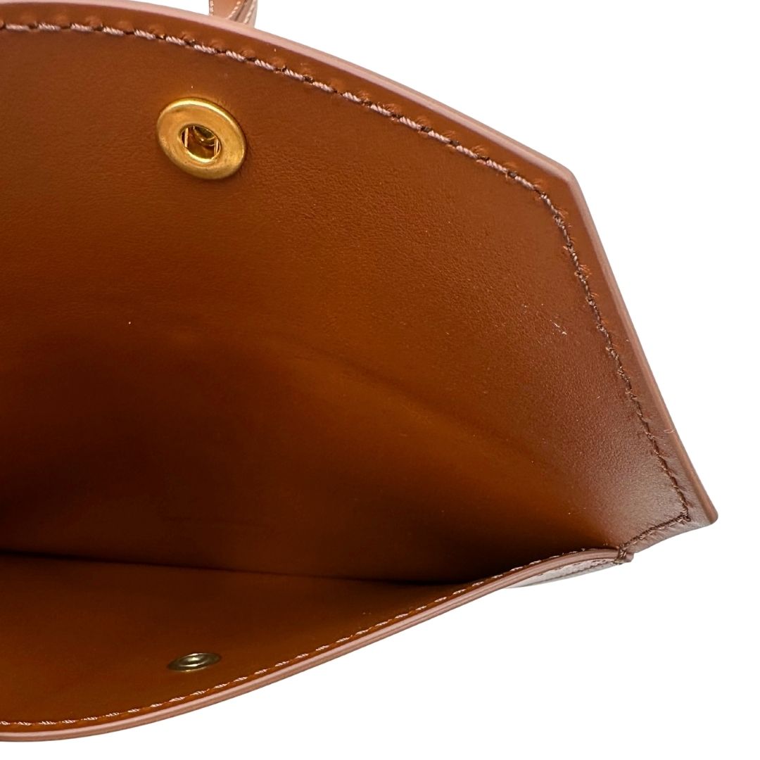 interno Borsa Balmain in tessuto color sabbia rifinita con parti in pelle marroni; munita di doppi manici e una pochette estraibile