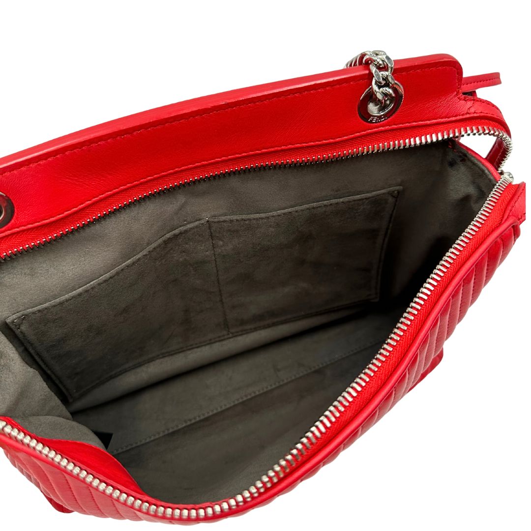 interno Borsa Dot Com Fendi in pelle rossa con parti metalliche argentate con manico singolo e tracolla scorrevole in catena con spallaccio in pelle.