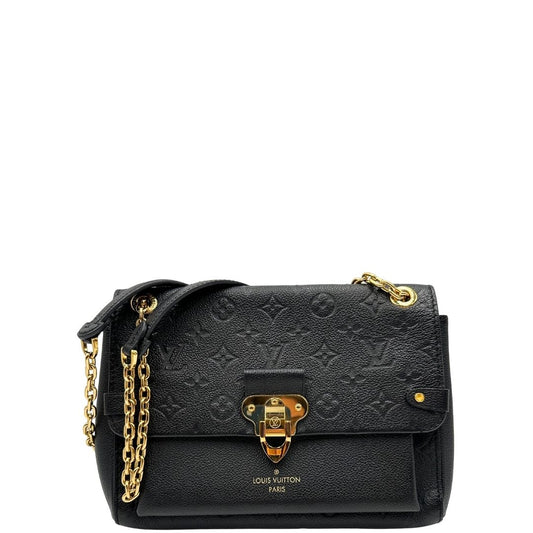 front Borsa Louis Vuitton in pelle nera monogram Empreinte con parti metalliche dorate; munita di una tracolla scorrevole in catena con spallaccio in pelle. Completa di corredo