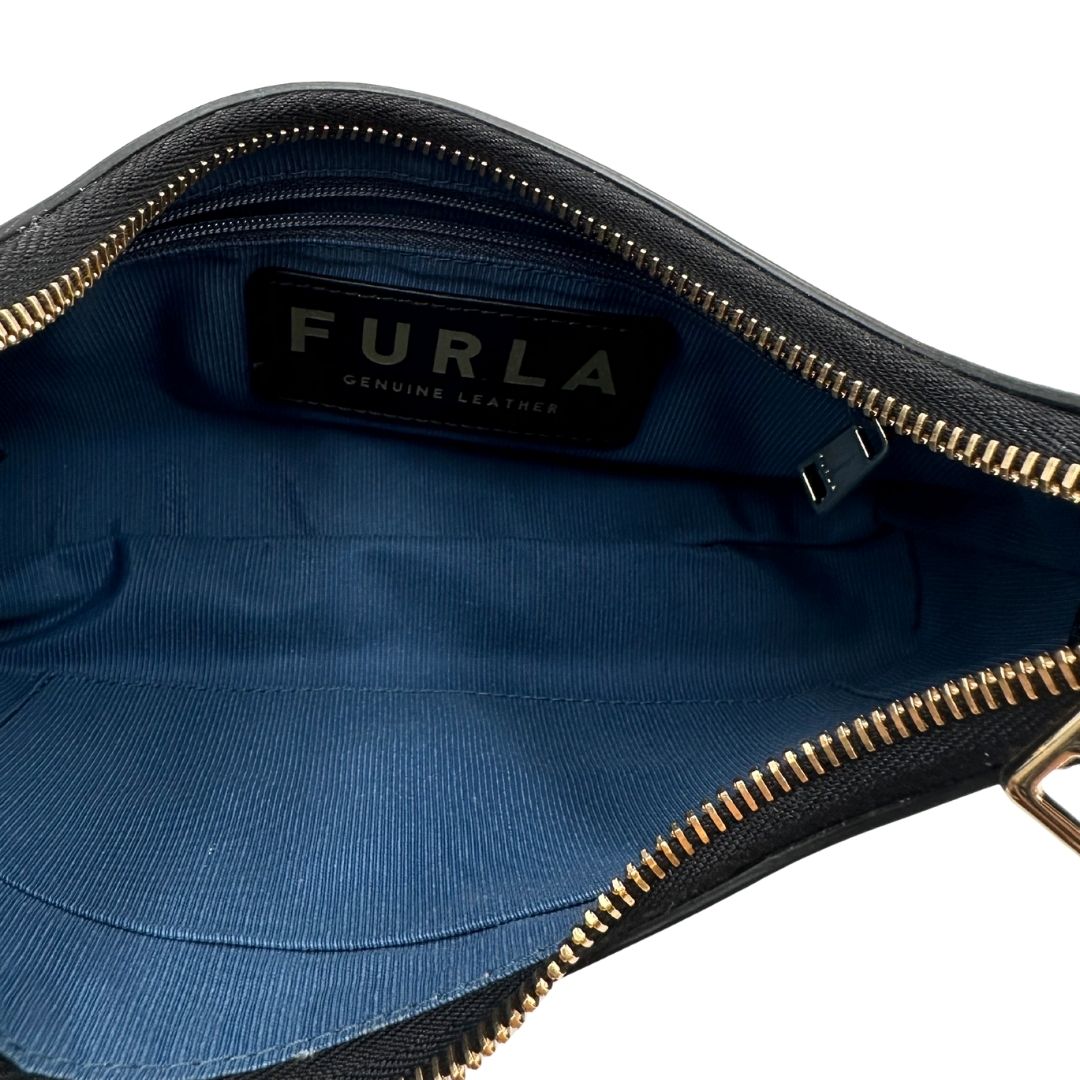 interno Borsa Furla in pelle nera con parti metalliche dorate; munita di un manico singolo, indossabile a spalla. Completa di dustbag