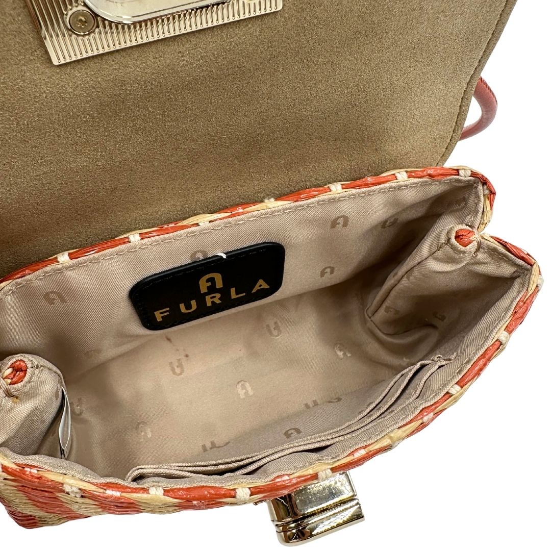 interno Borsa Furla in rafia color salmone e beige, finiture in pelle e parti metalliche oro chiaro; munita di un manico singolo e una tracolla amovibile. Completa di dustbag, di lusso, originale, eccellenti condizioni.
