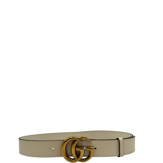 Cintura Gucci in pelle bianca con parti metalliche dorate. Completa di dustbag, di lusso, originale, eccellenti condizioni.