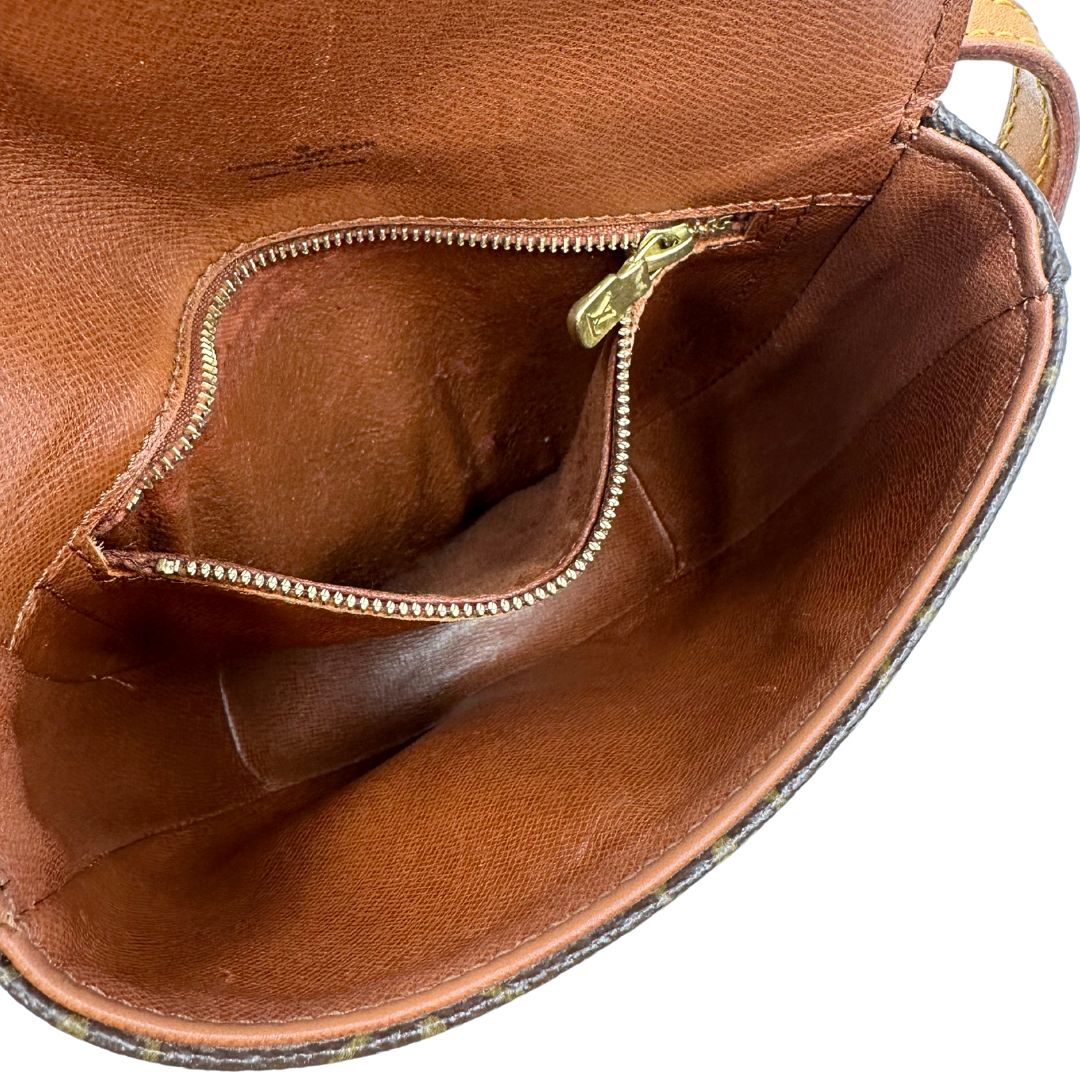 interno Borsa L.V. in canvas marrone monogram con finiture in vacchetta naturale e parti metalliche dorate; munita di una tracolla regolabile, di lusso, ottimo stato, usata.