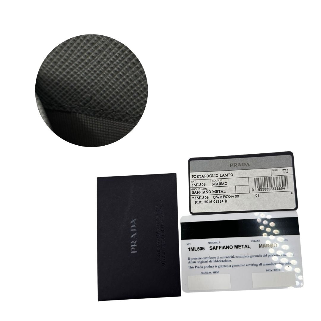 Portafoglio Prada in pelle saffiano grigia con parti metalliche argentate. Completo di scatola, di lusso, originale, eccellenti condizioni.