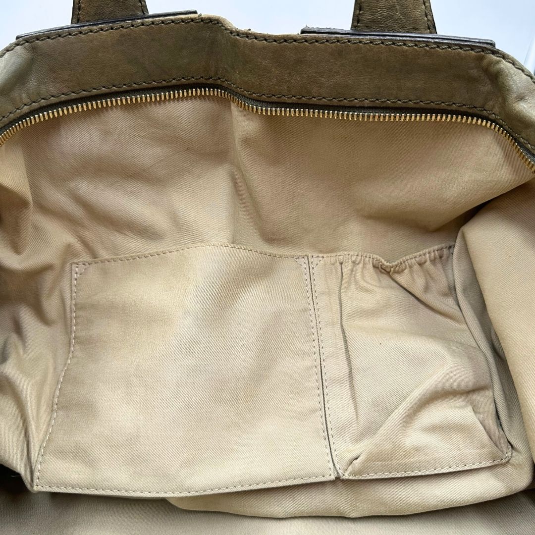 interno Borsa Givenchy Nightingale in pelle verde con parti metalliche dorate. Munita di doppi manici e di una tracolla amovibile, impreziosita da una cerniera decorativa. Completa di dustbag, di lusso, originale, usata.