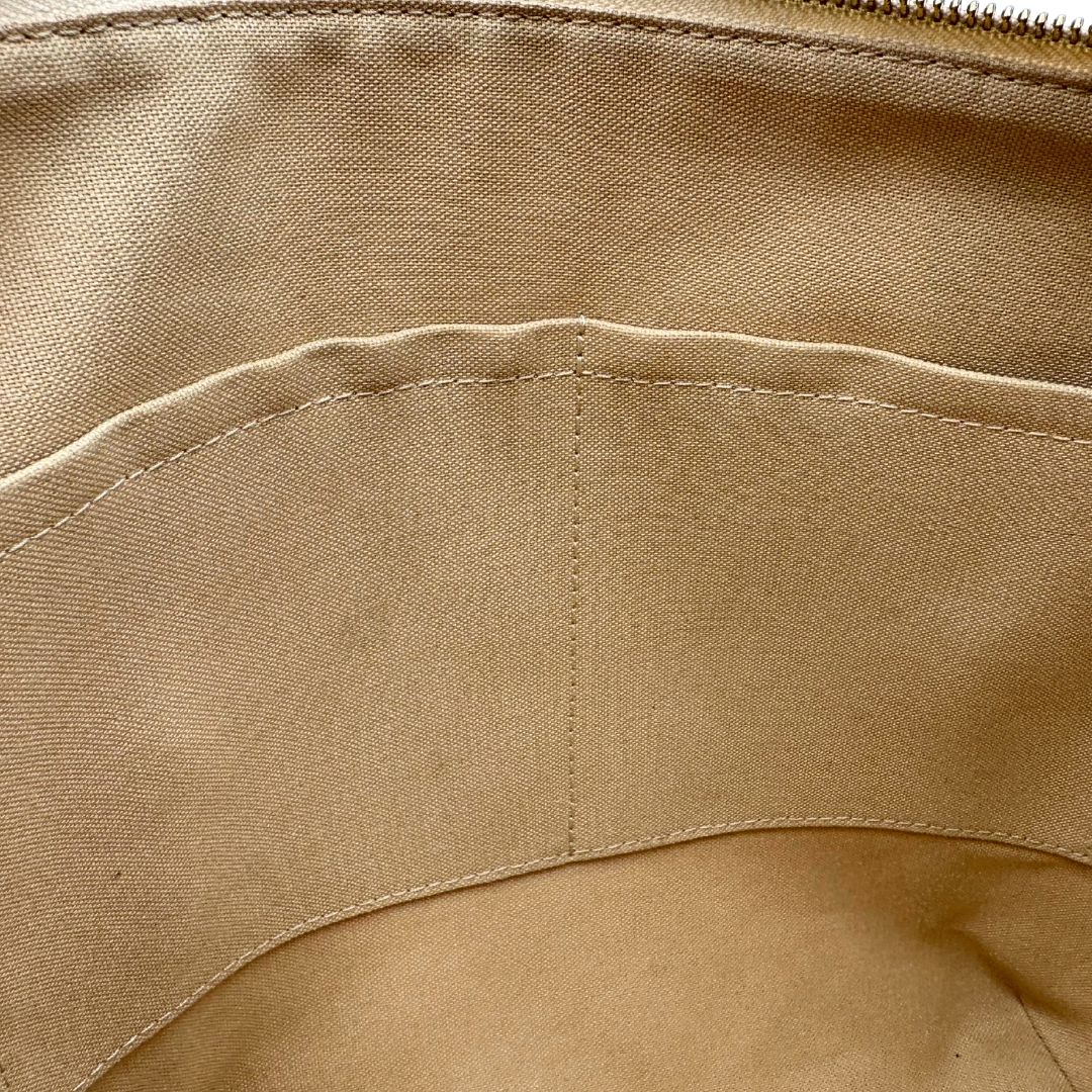 interno Borsa Louis Vuitton in canvas Damier Azur con parti metalliche dorate e finiture in vacchetta naturale; munita di doppi manici, da portare a spalla, di lusso, originale, usata.