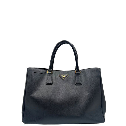 front Borsa Prada in pelle saffiano nera con parti metalliche dorate, munita di doppi manici stondati. Completa di dustbag, di lusso, originale, ottime condizioni.
