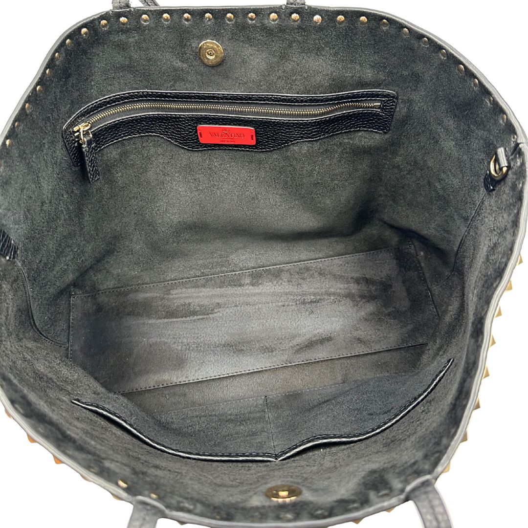 Borsa Valentino Garavani in pelle nera con parti metalliche dorate, impreziosita da borchie piramidali sulle finiture superiori; munita di doppi manici, di lusso, originale, ottimo stato.