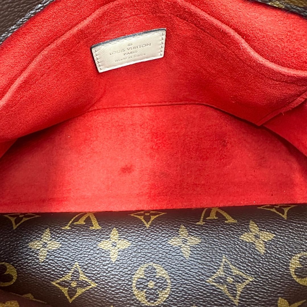 interno Borsa Louis Vuitton in canvas marrone monogram con finiture in pelle multicolore e parti metalliche dorate; munita di doppi manici intrecciati e una tracolla amovibile. Completa di lucchetto e chiavi, di lusso, originale, ottime condizioni.