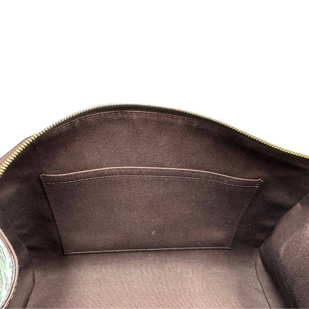 Interno Borsa Louis Vuitton in pelle Vernis color amaranto con trama monogram e parti metalliche dorate. Munita di doppi manici stondati; da portare a spalla. Originale, usata, di lusso, in ottime condizioni