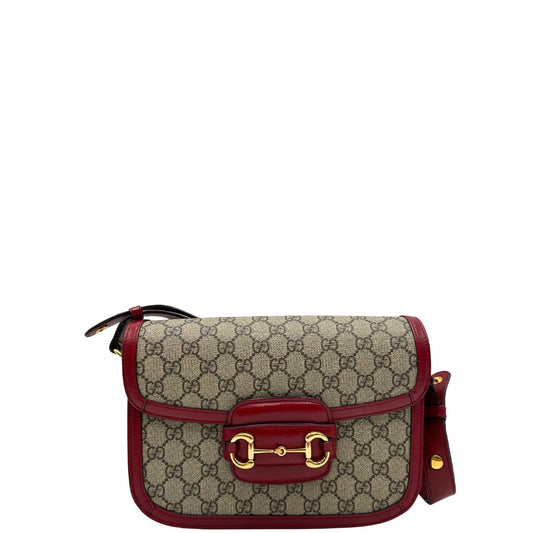 front Borsa Gucci Horsebit 1955 in canvas beige GG con finiture in pelle bordeaux e parti metalliche dorate. Munita di un manico leggermente allungabile e rifinita con iconico morsetto Horsebit sulla chiusura. Completa di dustbag, di lusso, originale, ottime condizioni, usata.
