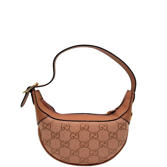 front Borsa Gucci in tessuto GG monogram rosa pesca con finiture in pelle tono su tono e parti metalliche dorate; munita di un manico singolo regolabile e catenella interna con moschettone portachiavi. Completa di corredo, di lusso, originale, ottimo stato.