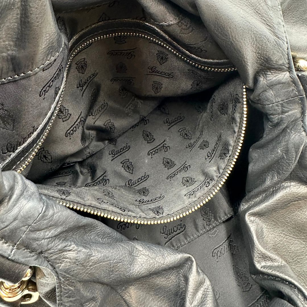interno Borsa Gucci in pelle nera con parti metalliche dorate; munita di doppi manici e una tracolla amovibile. Completa di dustbag, di lusso, originale, ottime condizioni.