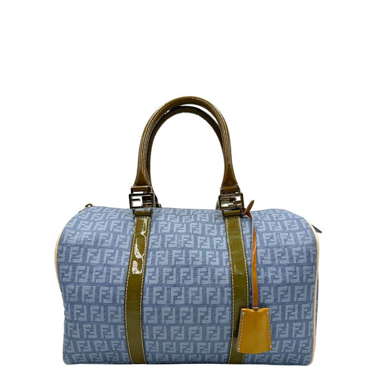 front Borsa Fendi in canvas color denim trama Zucchino, finiture in pelle verniciata verde e parti metalliche dorate; munita di doppi manici stondati. Completa di dustbag, lucchetto e chiavi, di lusso, originale, ottime condizioni.