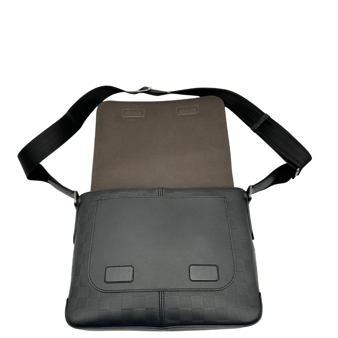interno Borsa messenger in canvas nero e parti metalliche argento opaco; munita di una tracolla in tessuto regolabile. Completa di corredo, di lusso, originale, ottime condizioni.
