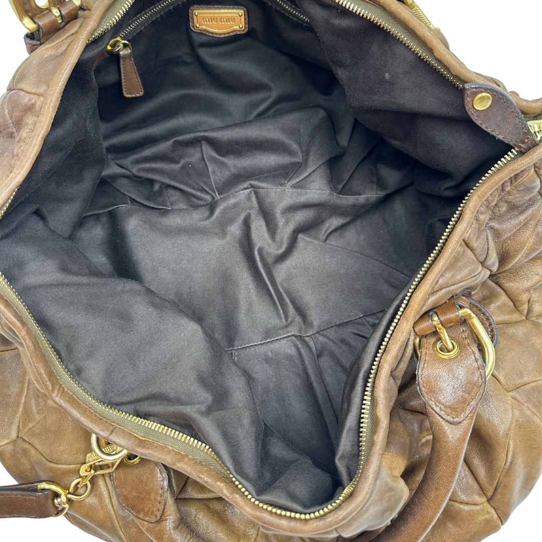 interni Borsa Miu Miu in pelle color cammello con parti metalliche dorate; munita di un manico singolo e una tracolla amovibile, di lusso, usata, originale, ottime condizioni.