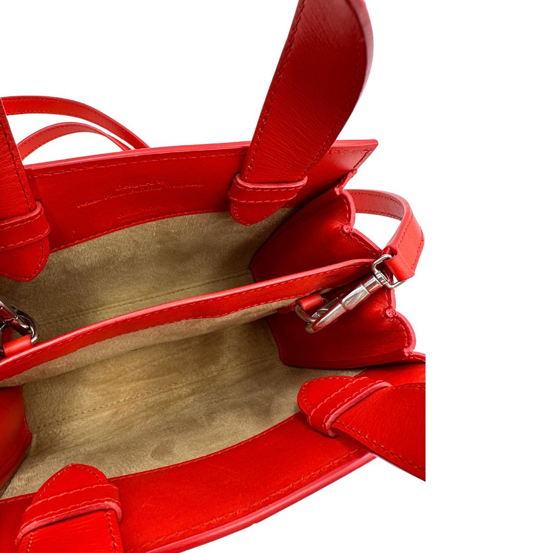 interno Borsa Max Mara in pelle rossa con parti metalliche argentate; impreziosita da strass lungo i laterali e munita di doppi manici fissi e due manici lunghi amovibili, di lusso, originale, ottime condizioni.