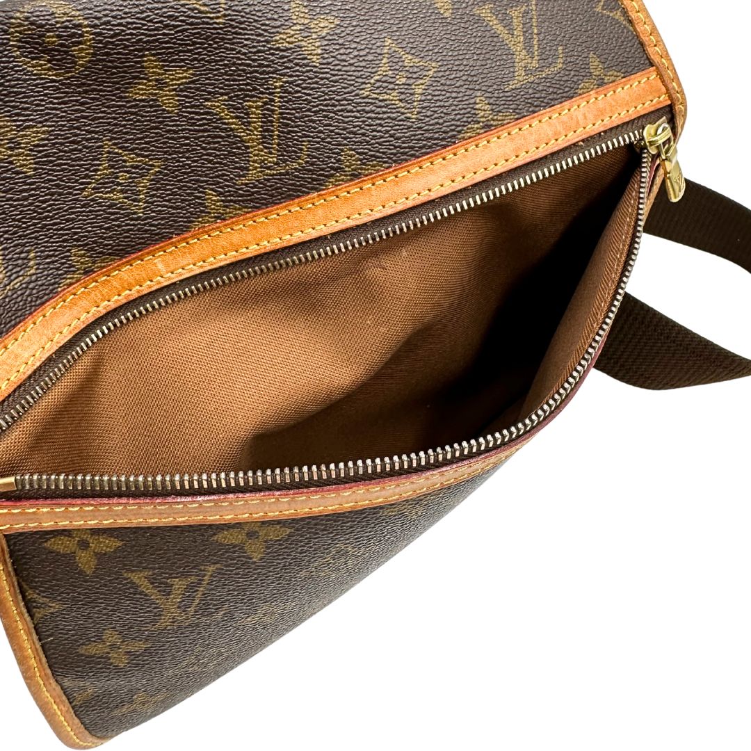 interno Borsa Messenger Bosphore Louis Vuitton in canvas marrone monogram con finiture in vacchetta naturale, tracolla in tessuto regolabile e parti metalliche dorate, di lusso, originale, usata.