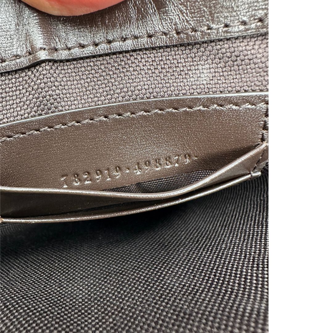 Borsa Gucci in tessuto GG monogram beige con finiture in pelle marroni testa di moro e parti metalliche dorate, munita di una tracolla in tessuto Web verde e rosso. Completa di dustbag. Originale, usata, di lusso, in ottime condizioni