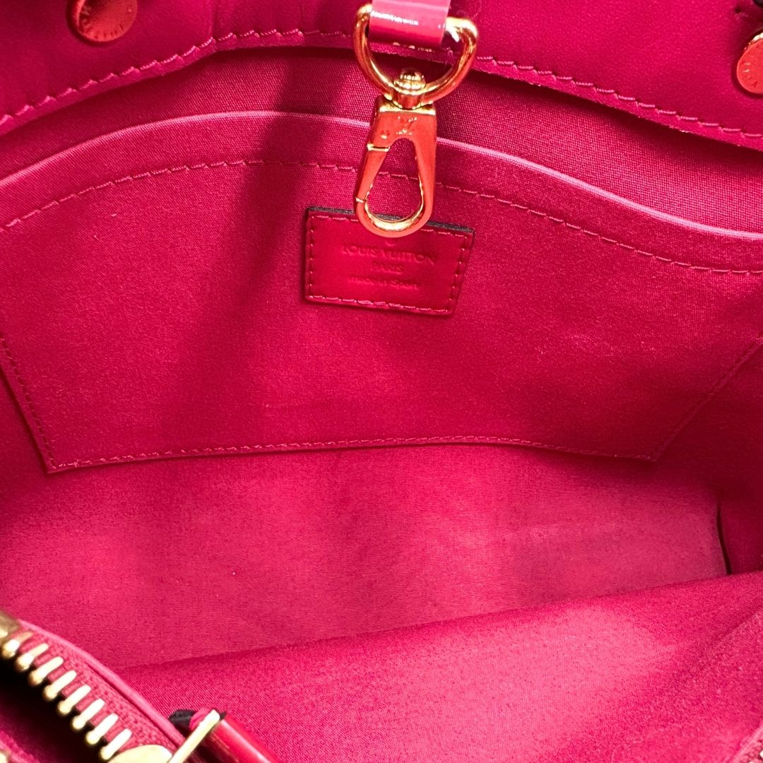 interno Borsa Louis Vuitton in pelle vernis monogram color rosso fragola e parti metalliche dorate; munita di doppi manici stondati, una tracolla amovibile e una clochette portachiavi, di lusso, originale, ottime condizioni, usata.