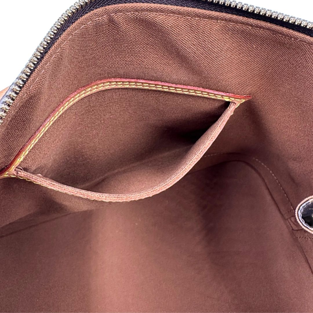 interno Borsa Louis Vuitton in canvas marrone monogram con finiture in vacchetta naturale e parti metalliche dorate; munita di doppi manici stondati, da portare a mano. Completa di chiavi e lucchetto, di lusso, originale, ottime condizioni.