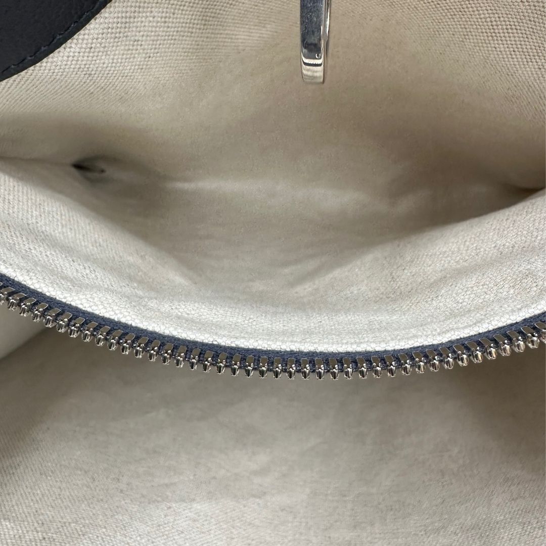 Borsa Gucci in canvas GG monogram beige con finiture in pelle blu e parti metalliche argentate; munita di doppi manici stondati e una tracolla in tessuto Gucci Web blu e rossa, amovibile e regolabile. Completa di dustbag, di lusso, originale, eccellenti condizioni, usata.