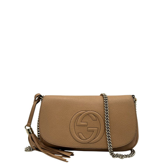 front Borsa Gucci in pelle martellata beige con parti metalliche dorate; munita di una tracolla in catena e impreziosita da nappa amovibile. Completa di dustbag, di lusso, originale, ottime condizioni.