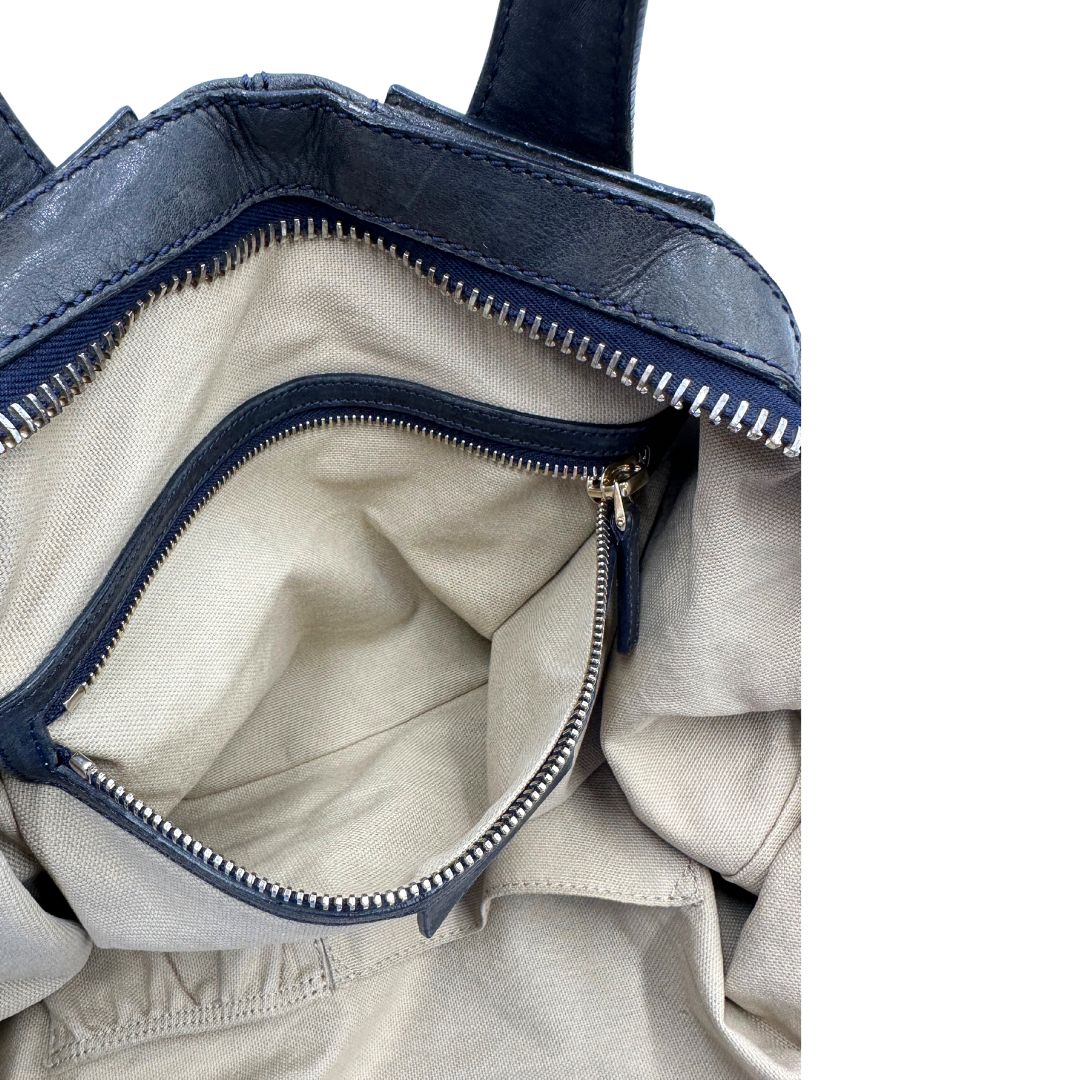 Tasca interna di una Borsa Givenchy Nightingale in pelle blu notte e parti metalliche dorate. Munita di doppi manici e tracolla una amovibile arricchita da una cerniera decorativa. Indossabile a mano o a tracolla. Originale, usata, di lusso, in ottime condizioni