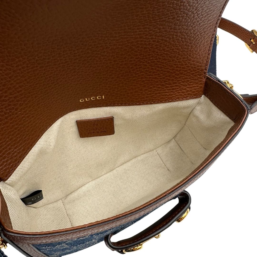 interno Borsa Gucci in tessuto effetto denim con trama GG , finiture in pelle marroni e parti metalliche dorate; munita di una tracolla Web in tessuto blu e rossa e una tracolla in pelle, entrambe amovibili e regolabili. Completa di dustbag, di lusso, originale, eccellenti condizioni.