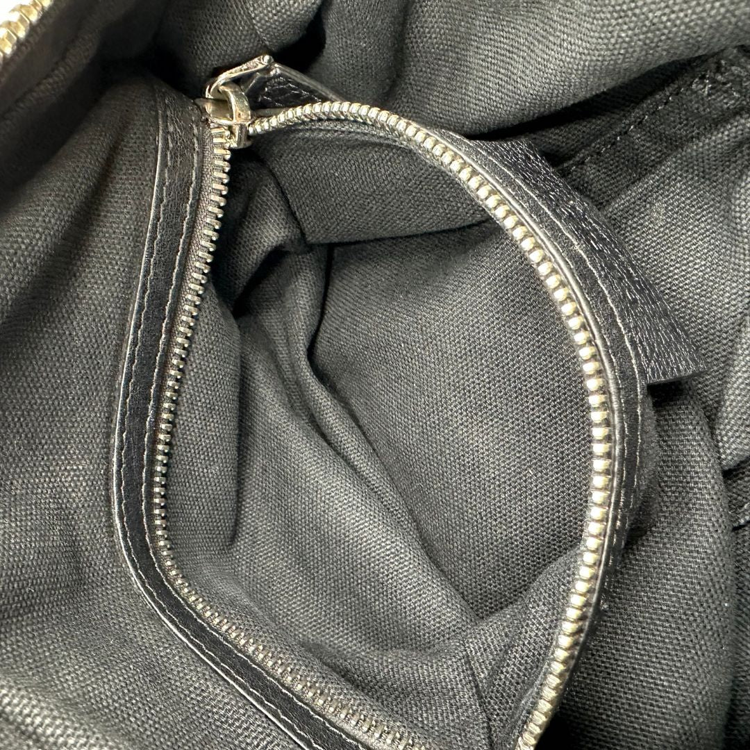 interno Borsa Nightingale Givenchy in pelle nera con parti metalliche argentate; munita di doppi manici e una tracolla amovibile e regolabile, di lusso, originale, ottime condizioni, usata.