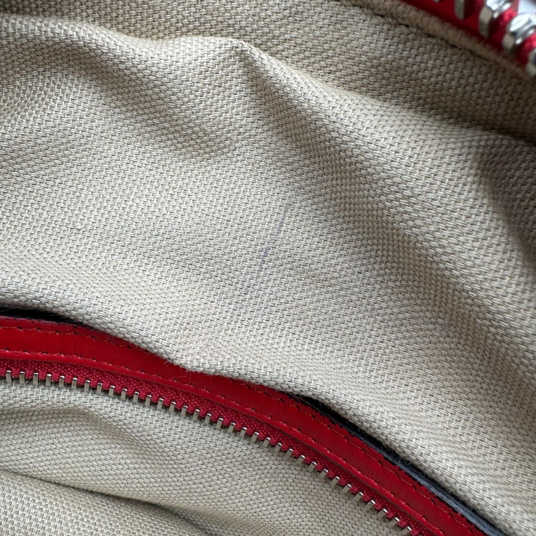 interno Borsa Nightingale Givenchy in pelle rossa con parti metalliche argentate; munita di doppi manici e una tracolla amovibile e regolabile, di lusso, originale, ottime condizioni.