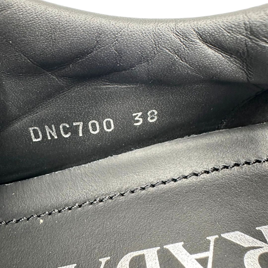 Sneakers Prada in pelle nera con lacci tono su tono. Complete di scatola, di lusso, originali, ottime condizioni.