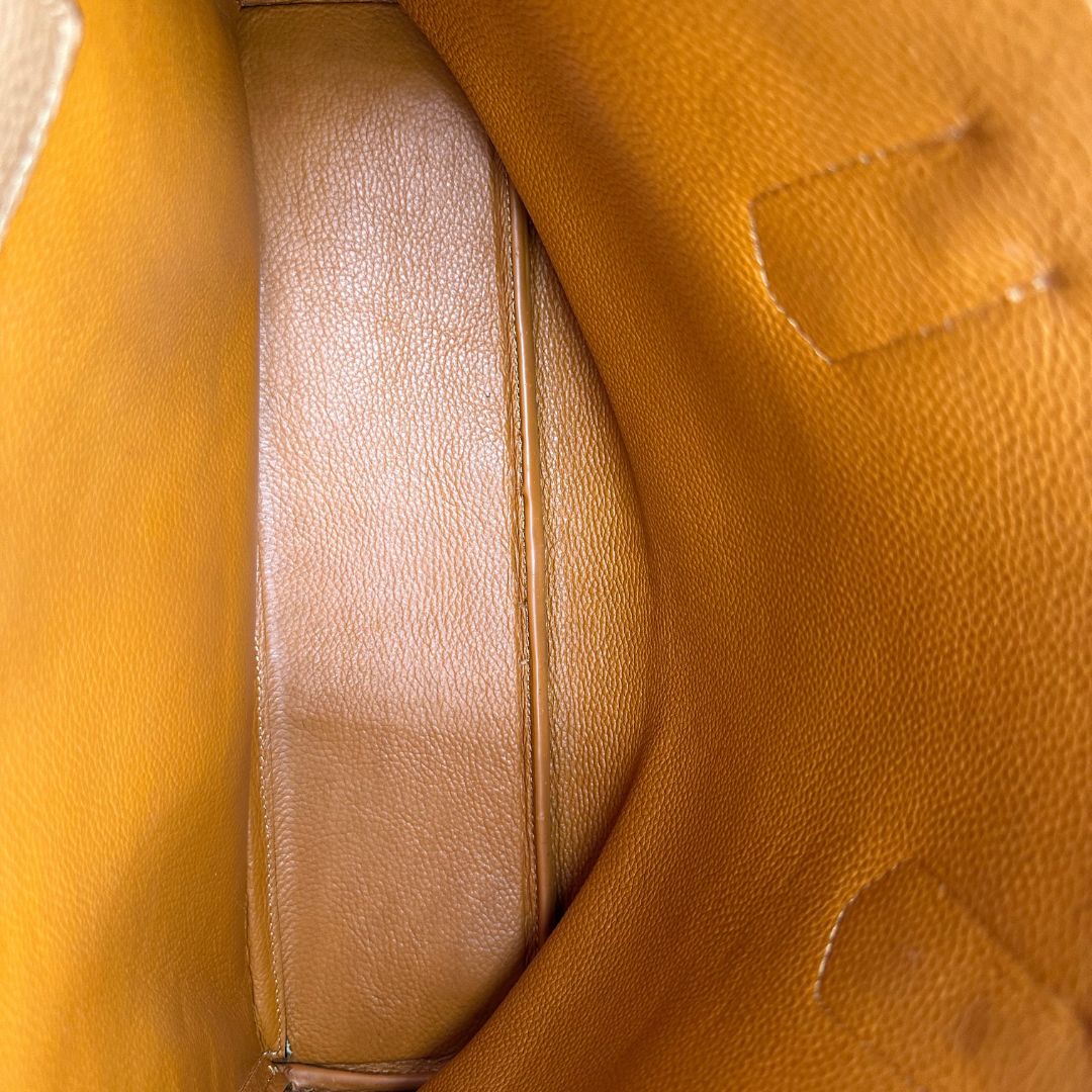 interno Borsa Prada in pelle color cammello e parti metalliche argentate; munita di doppi manici stondati e di un accessorio porta address. Completa di dustbag, di lusso, originale, ottime condizioni.