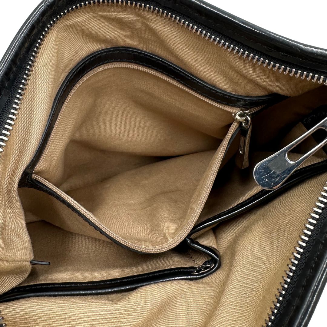 interno Borsa Burberry in canvas trama tartan con finiture in pelle nera verniciata e parti metalliche argentate; munita di una tracolla regolabile, di lusso, originale, ottime condizioni.