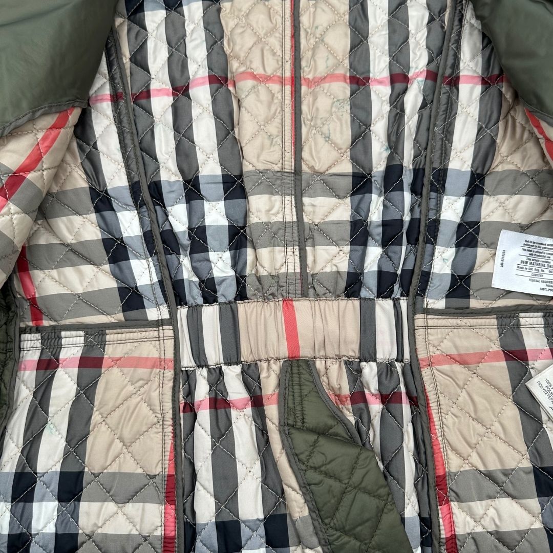 Giacca Burberry trapuntata verde oliva con interno trama tartan in 100% poliammide, di lusso, originale, ottime condizioni, usata.