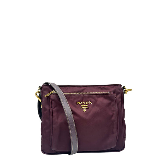front Borsa Prada in nylon bordeaux con parti metalliche dorate; munita di una tracolla in pelle regolabile e amovibile. Completa di dustbag, di lusso, originale, ottime condizioni.